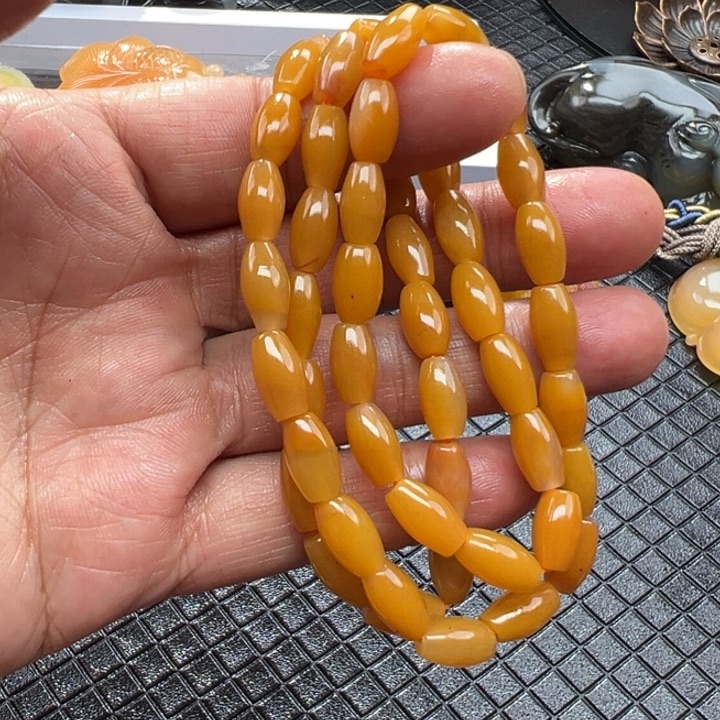 石英质玉（黄龙玉）颈饰未镶嵌