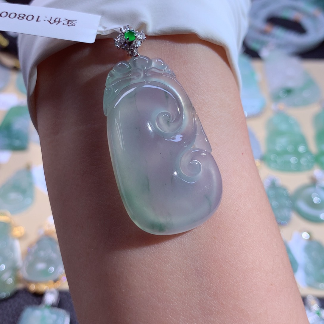 翡翠颈饰18K金镶嵌如意