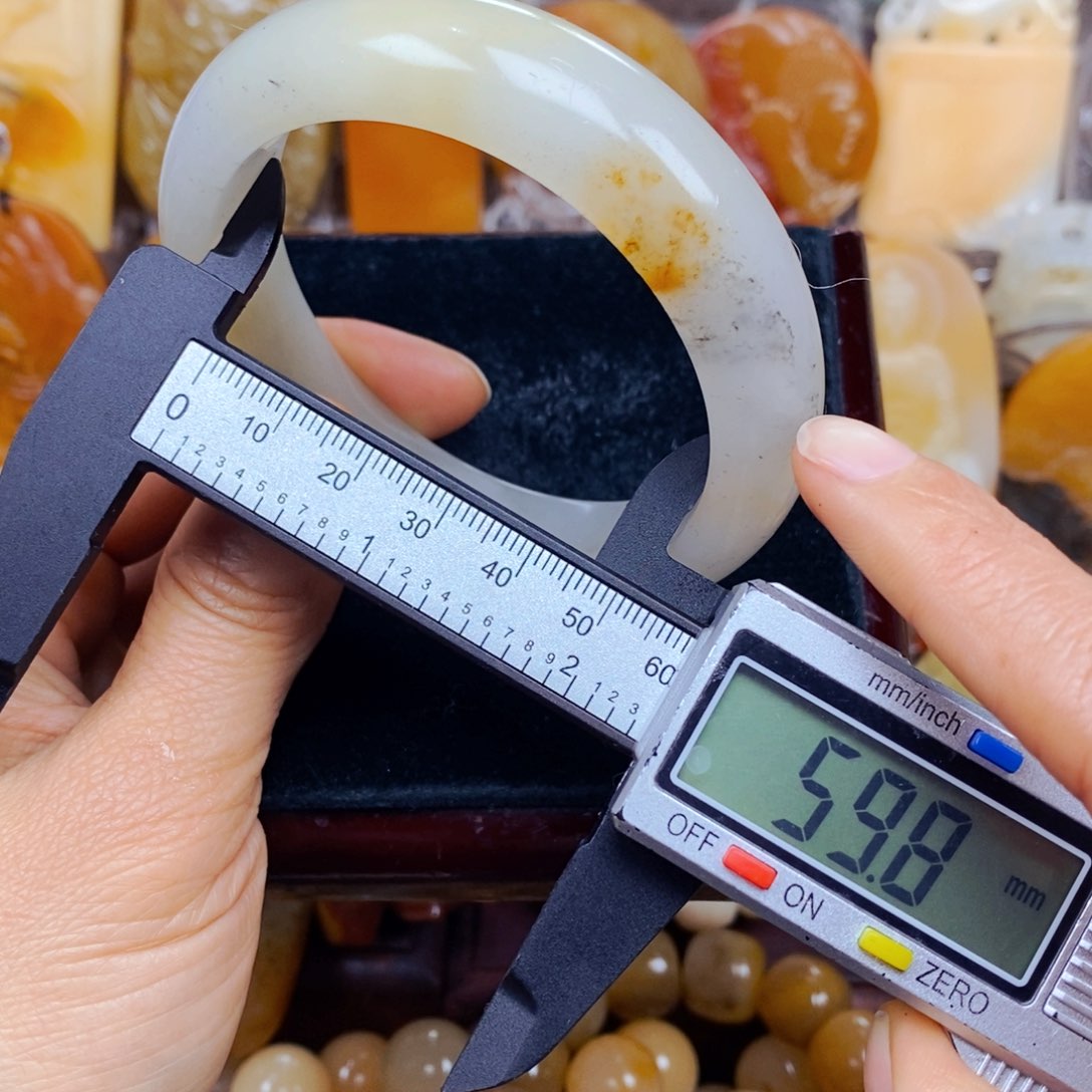 石英质玉（黄龙玉）未镶嵌颈饰