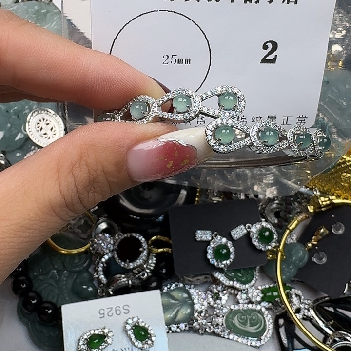 翡翠颈饰未镶嵌翡翠吊坠