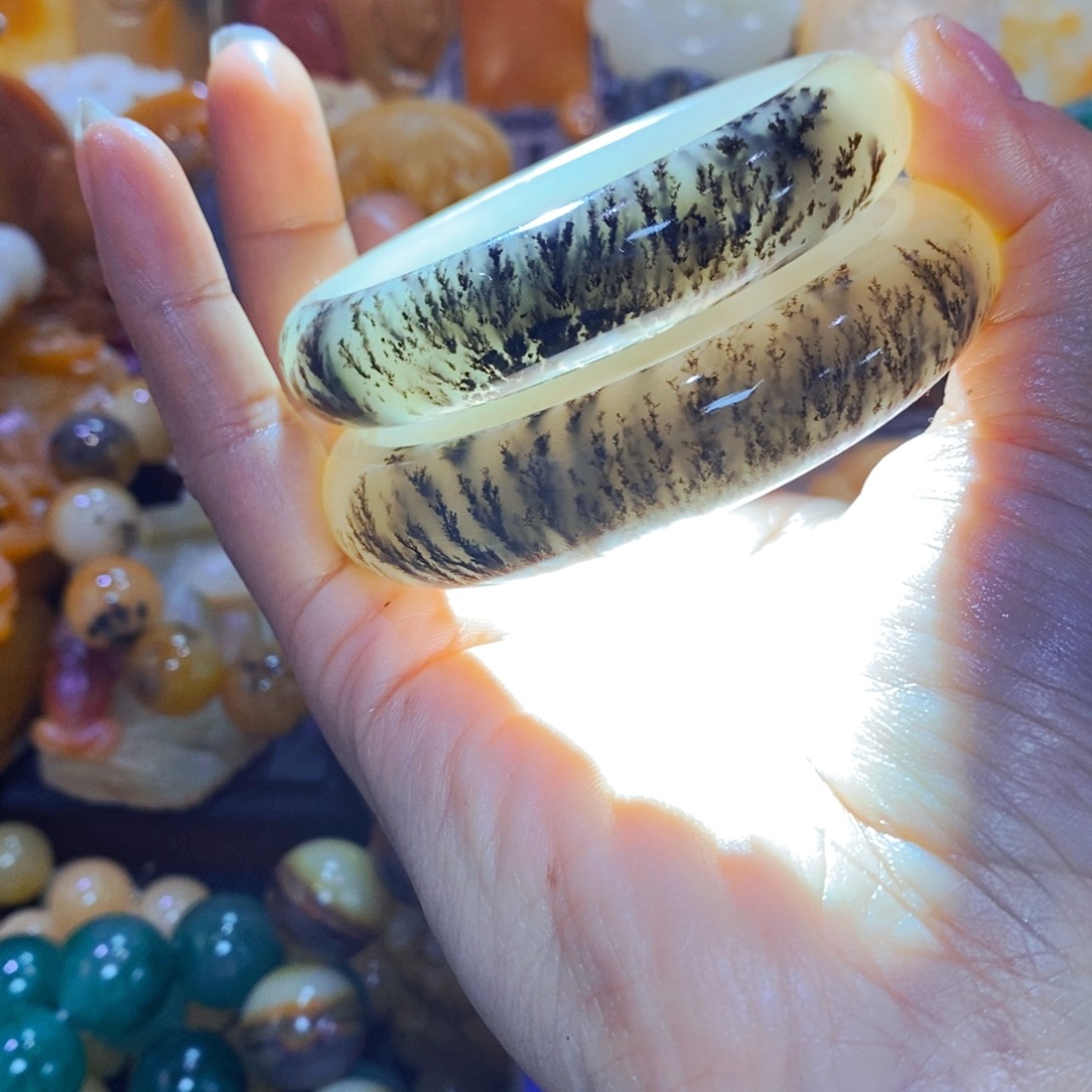 石英质玉（黄龙玉）颈饰未镶嵌
