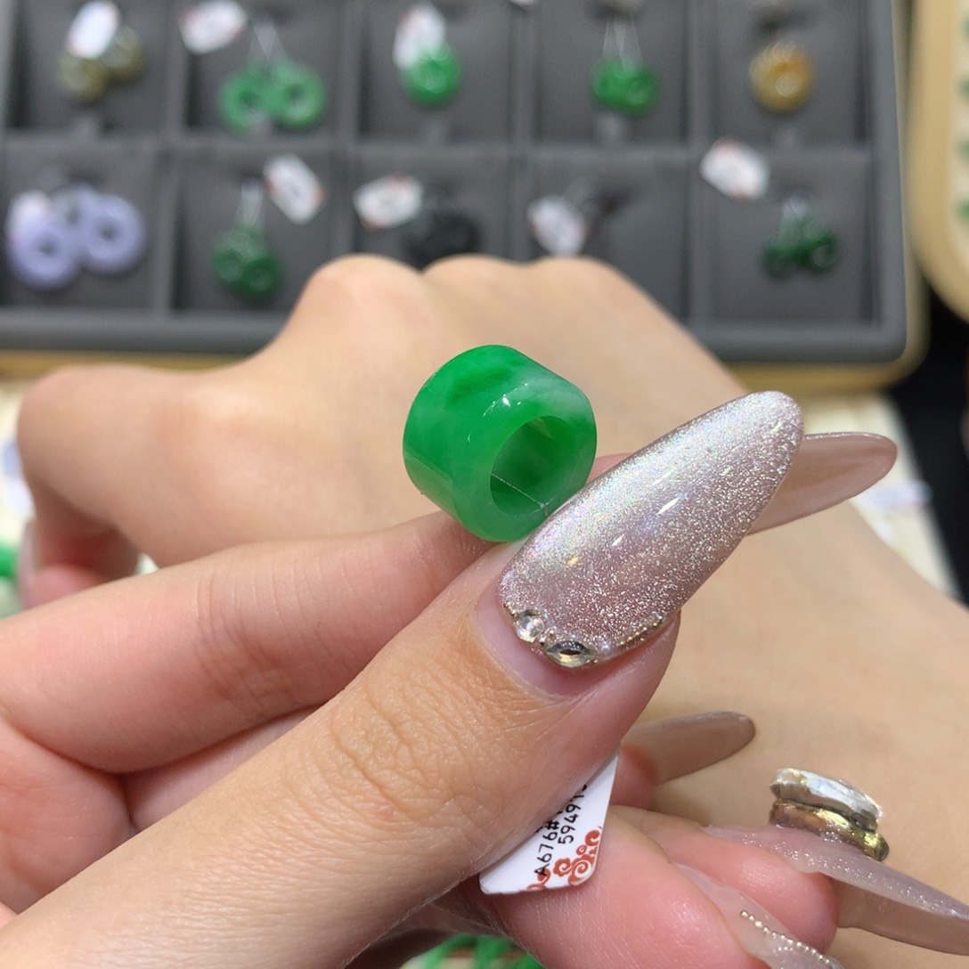 翡翠戒指未镶嵌路路通