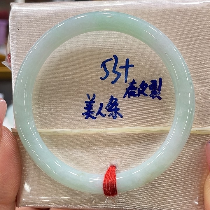 翡翠手镯未镶嵌翡翠手镯