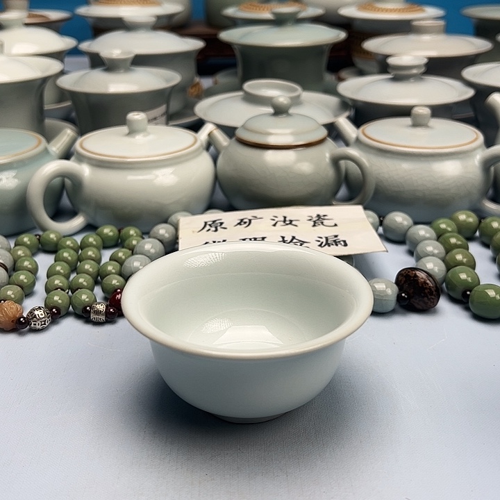 杯微暇月白釉压手杯原蓝原釉原产地