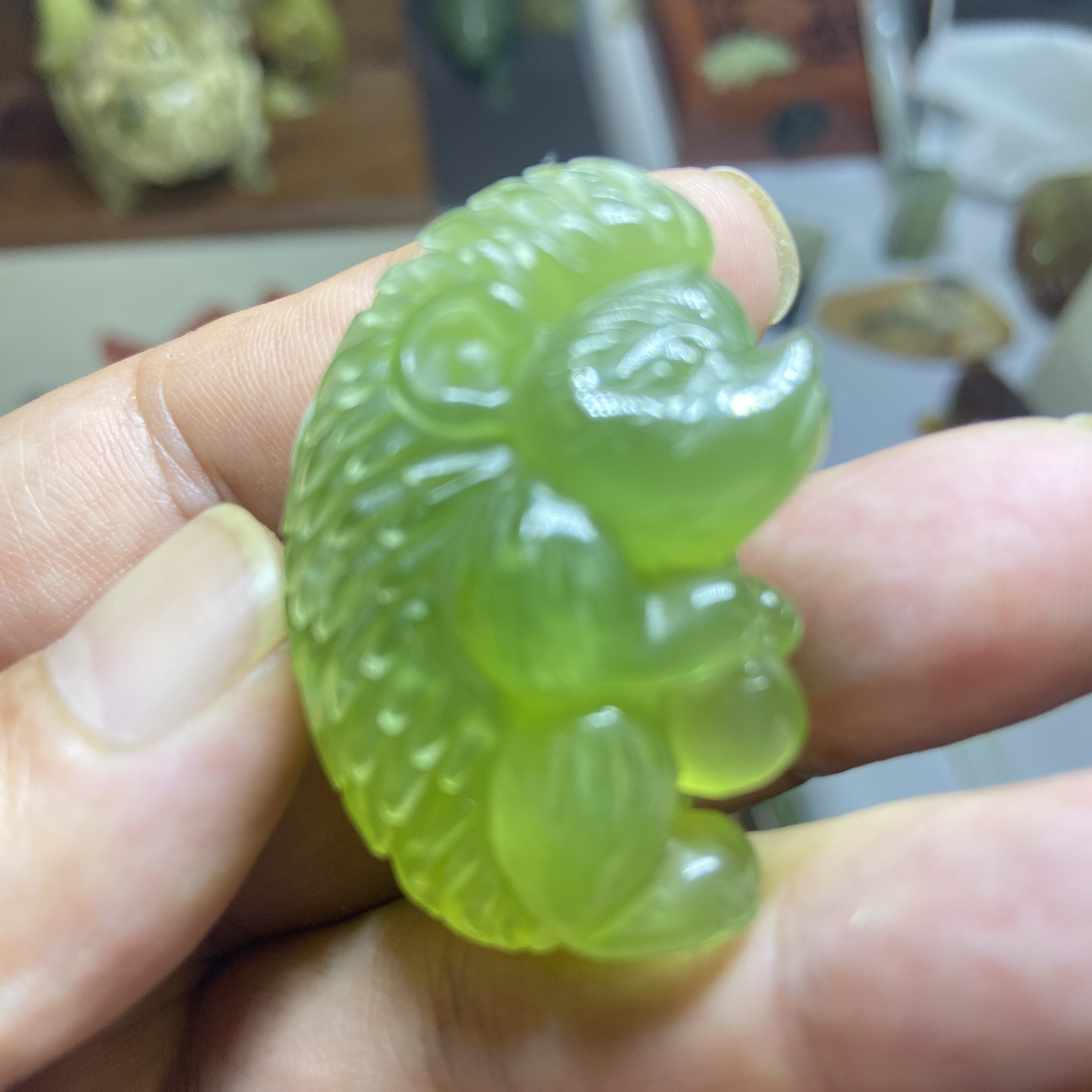 岫玉俏色巧雕刺猬立体手工精雕黄绿肉菠菜绿