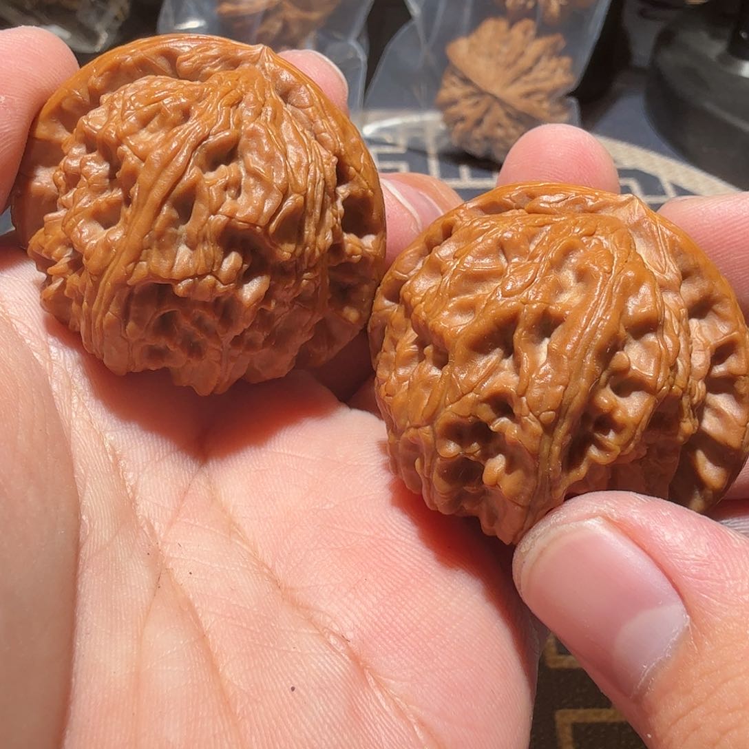 文玩核桃吊坠白狮子