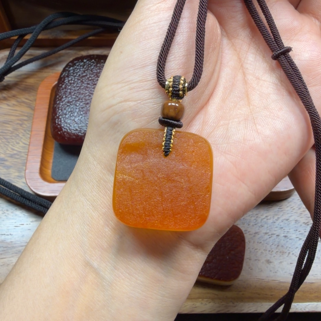 琥珀未镶嵌吊坠(赠链)