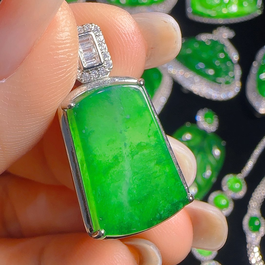 翡翠吊坠(赠链)未镶嵌