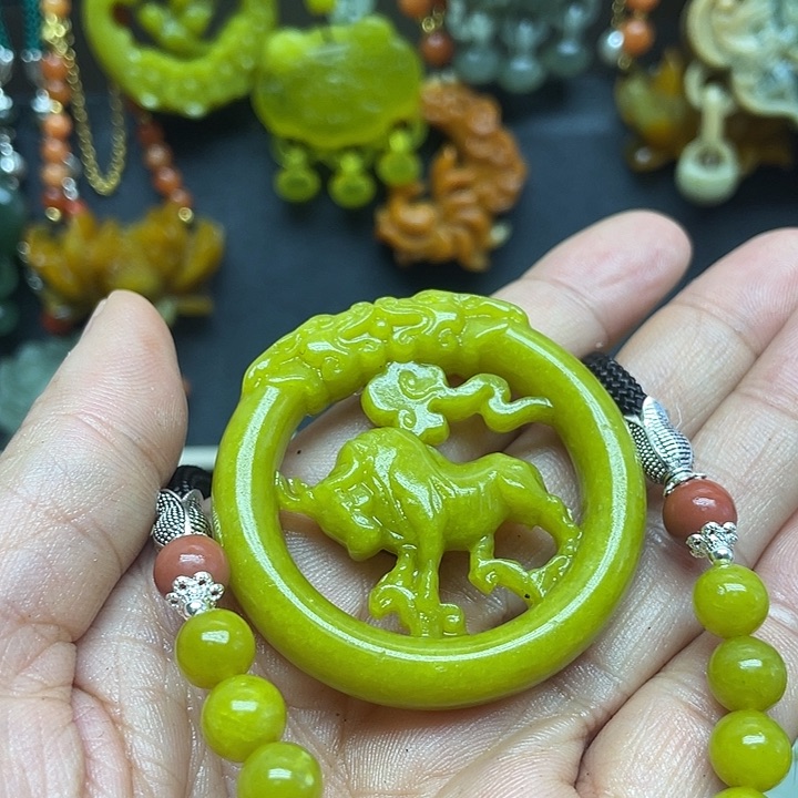 未镶嵌蛇纹石玉颈饰