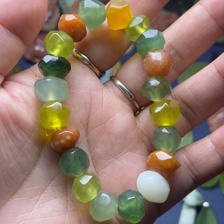 蛇纹石玉手串未镶嵌开**妈