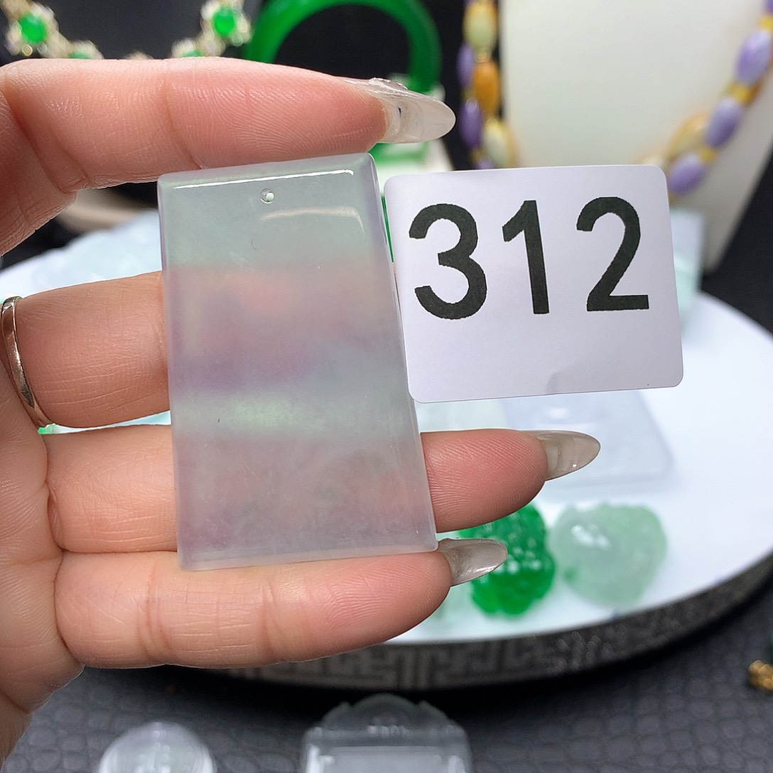 翡翠吊坠(赠链)未镶嵌