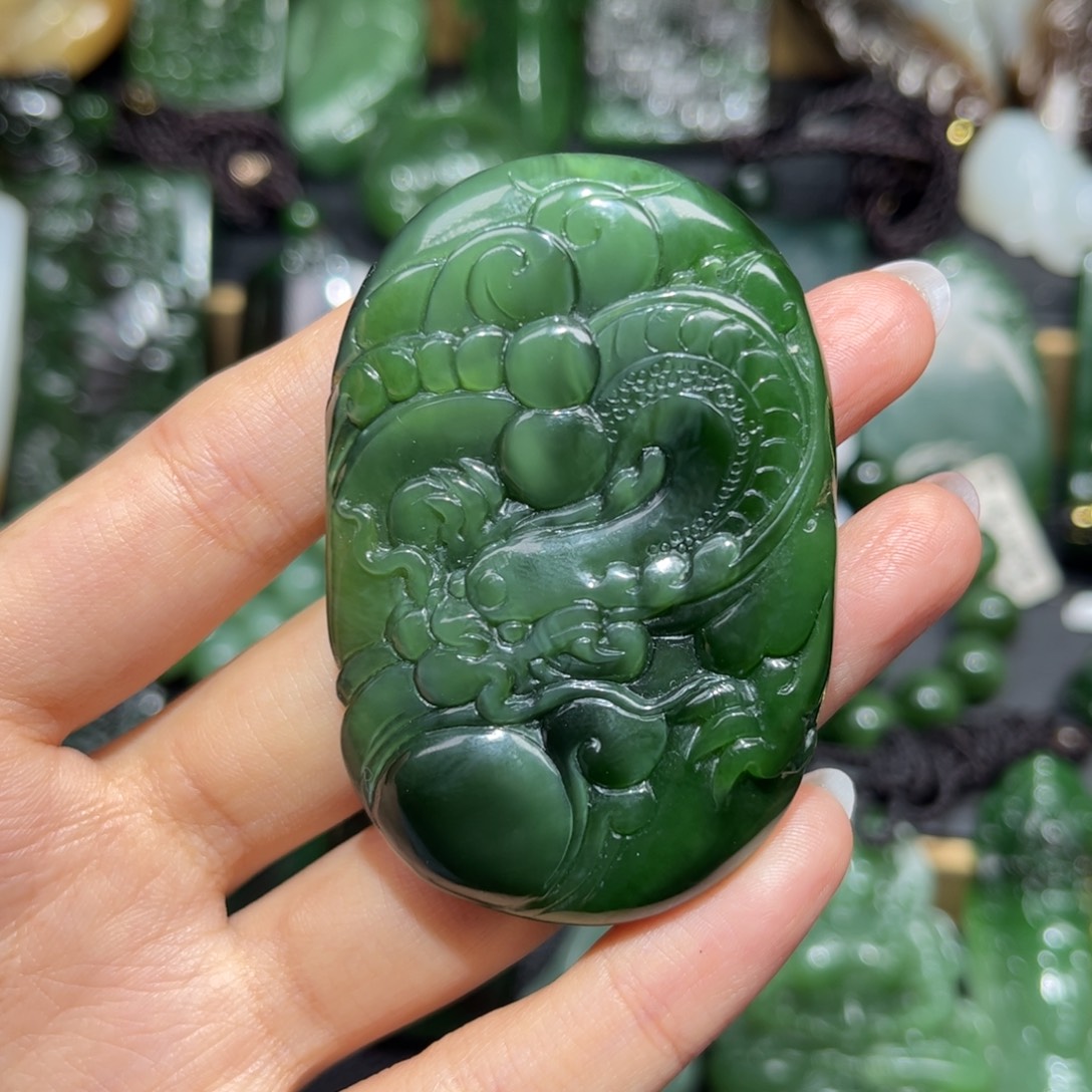 知***子和田玉未镶嵌颈饰