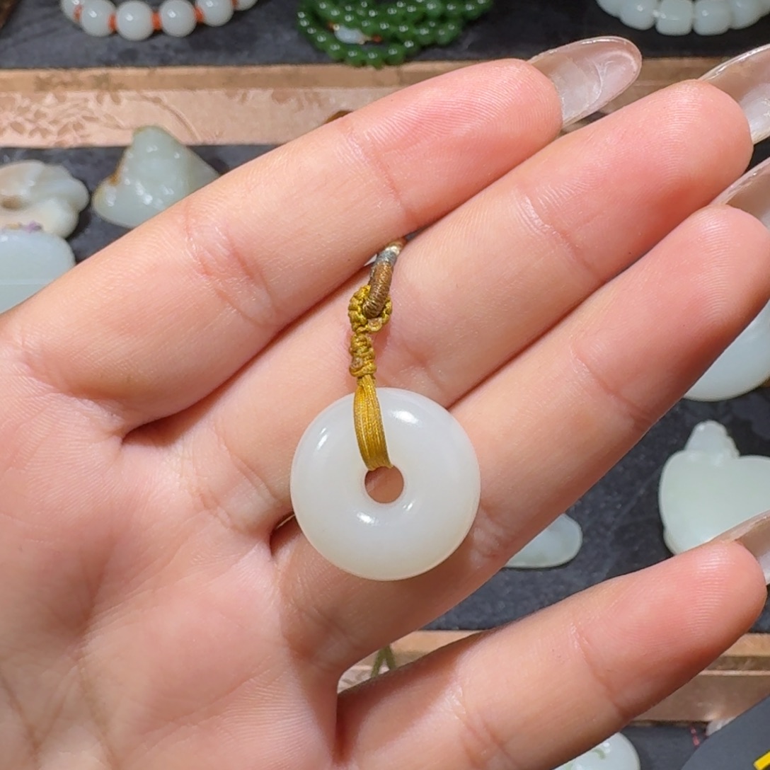 和田玉未镶嵌颈饰平安扣