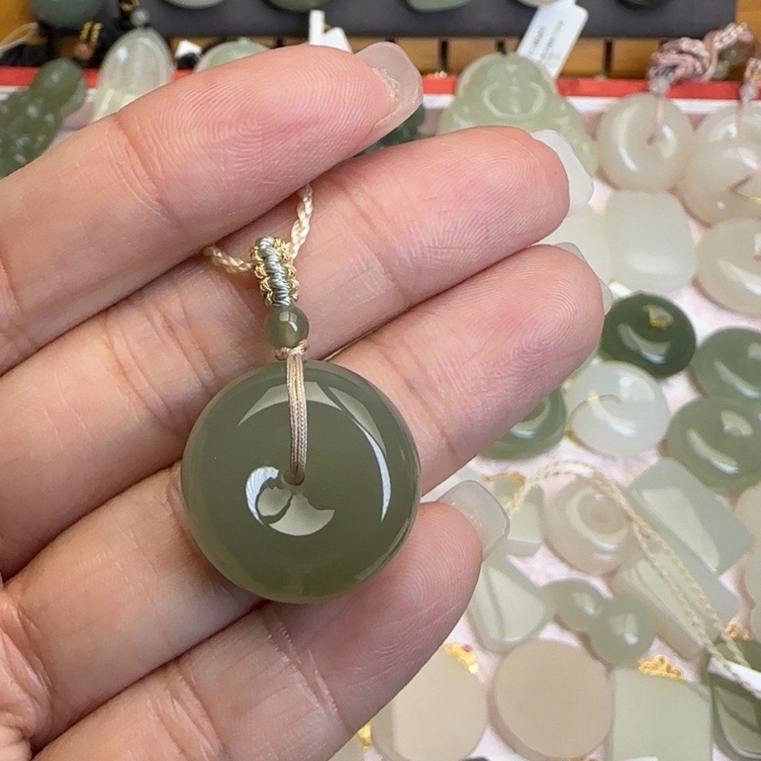 亚***杰和田玉未镶嵌颈饰