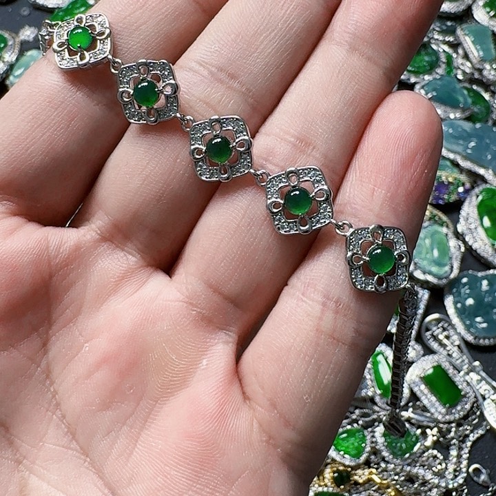 翡翠颈饰未镶嵌天然A货翡翠放漏