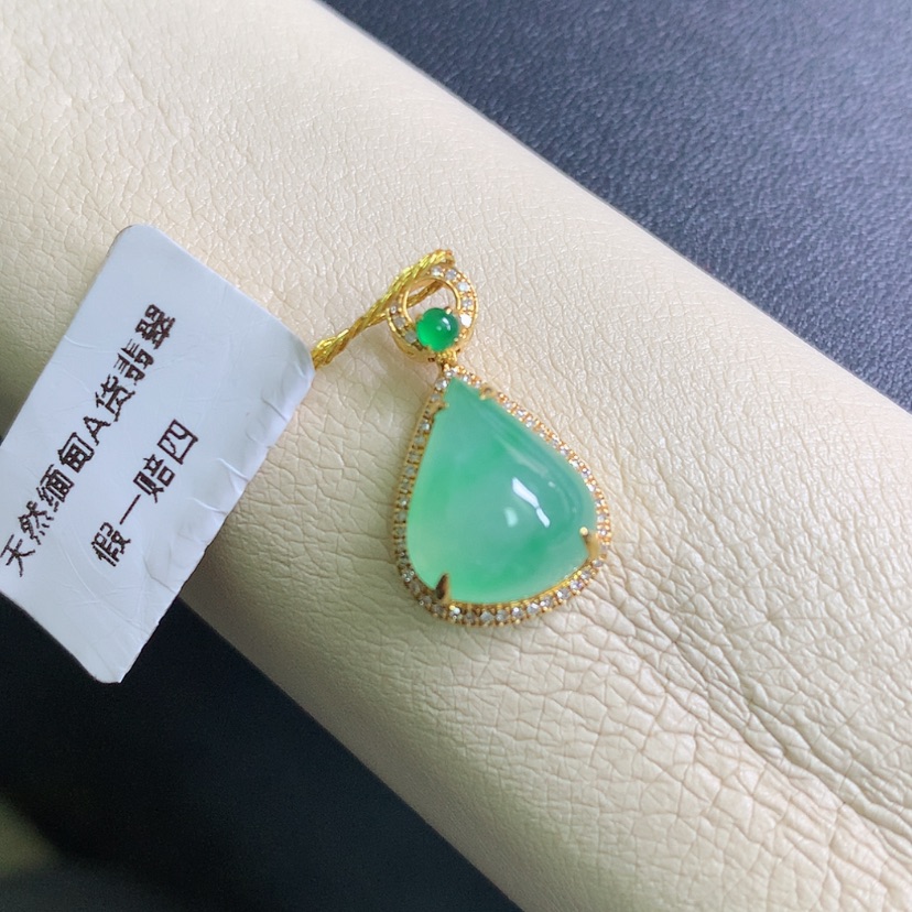 【闪购商品】翡翠颈饰18K金镶嵌?**?水滴