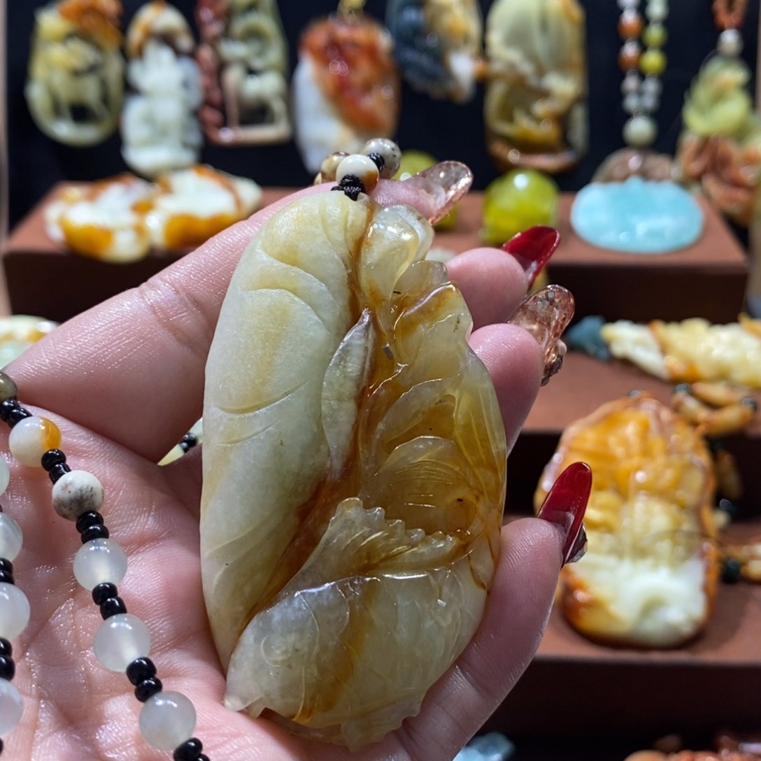 蛇纹石玉颈饰未镶嵌