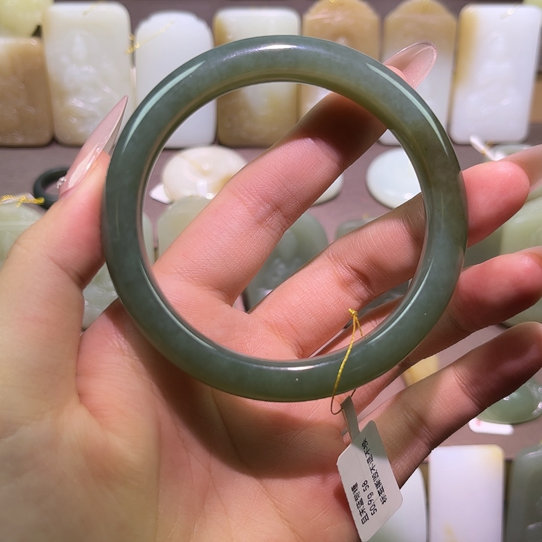 5***z和田玉未镶嵌颈饰