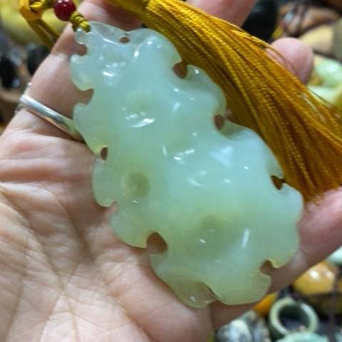 蛇纹石玉手把或挂件未镶嵌