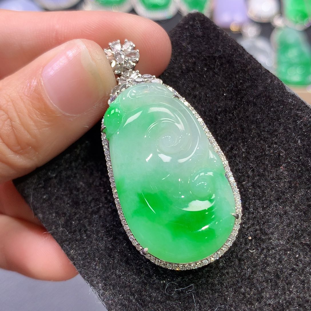 翡翠吊坠(赠链)18K金镶嵌