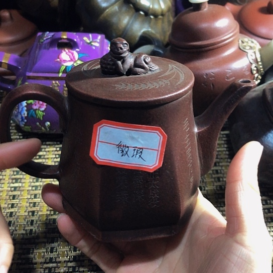 紫砂茶壶原矿泥料手工制作的紫砂壶。