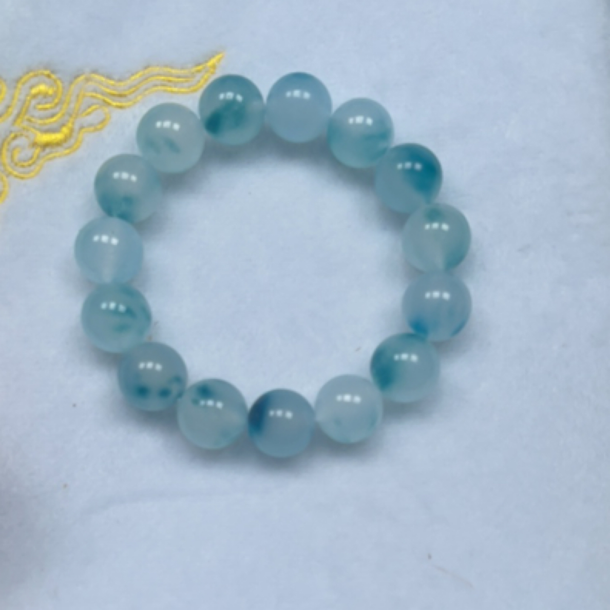 高品质甄选13mm冰透白飘蓝花珠子手串