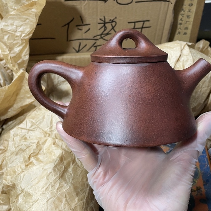 紫砂茶壶矿泥料手工制作的一把紫砂壶。