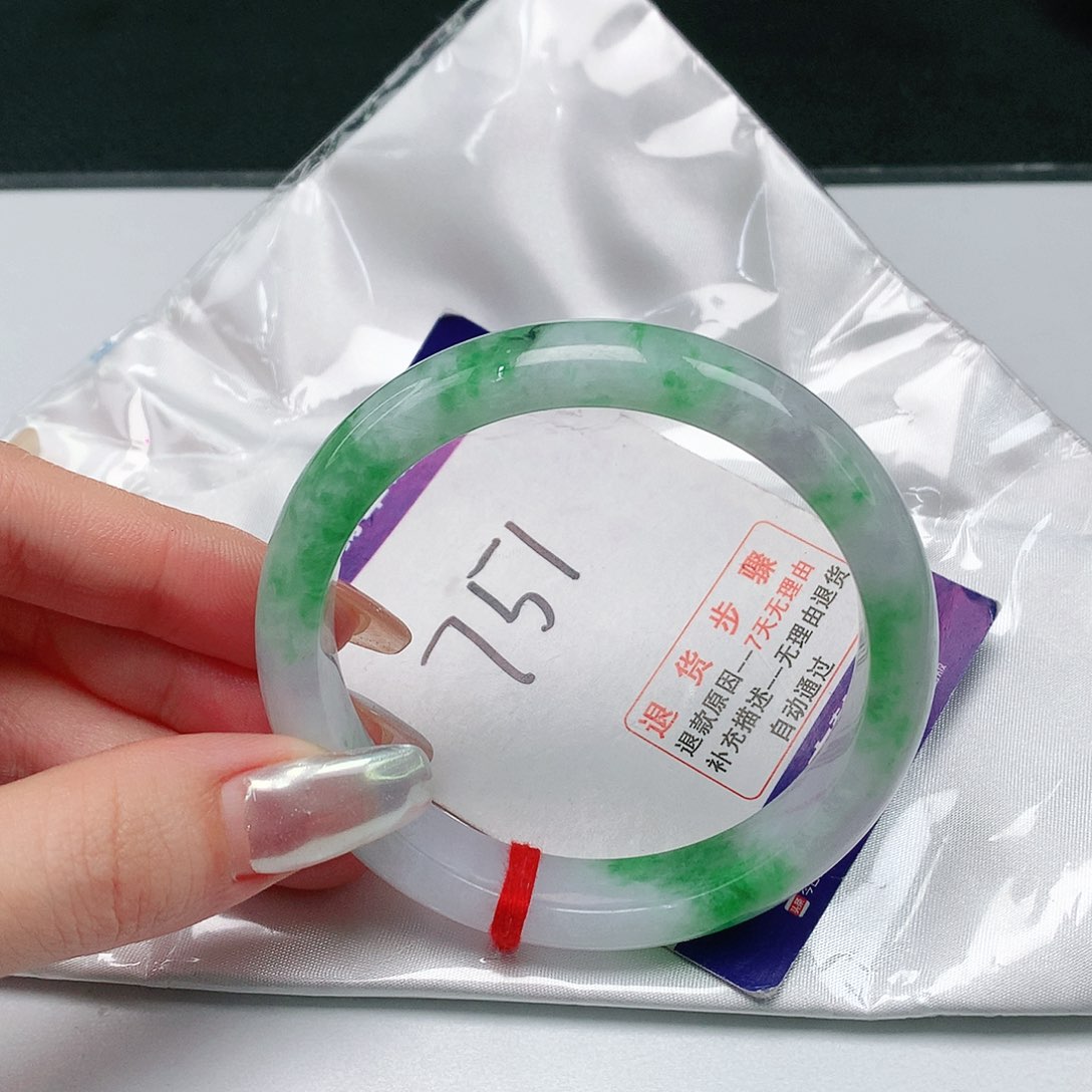 翡翠手镯未镶嵌奥****。翡翠手镯