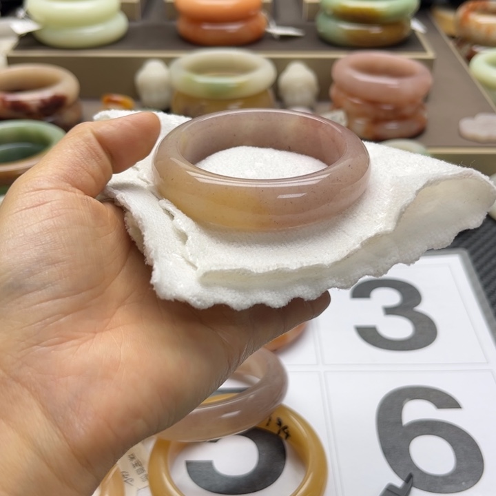 石英岩玉未镶嵌手镯