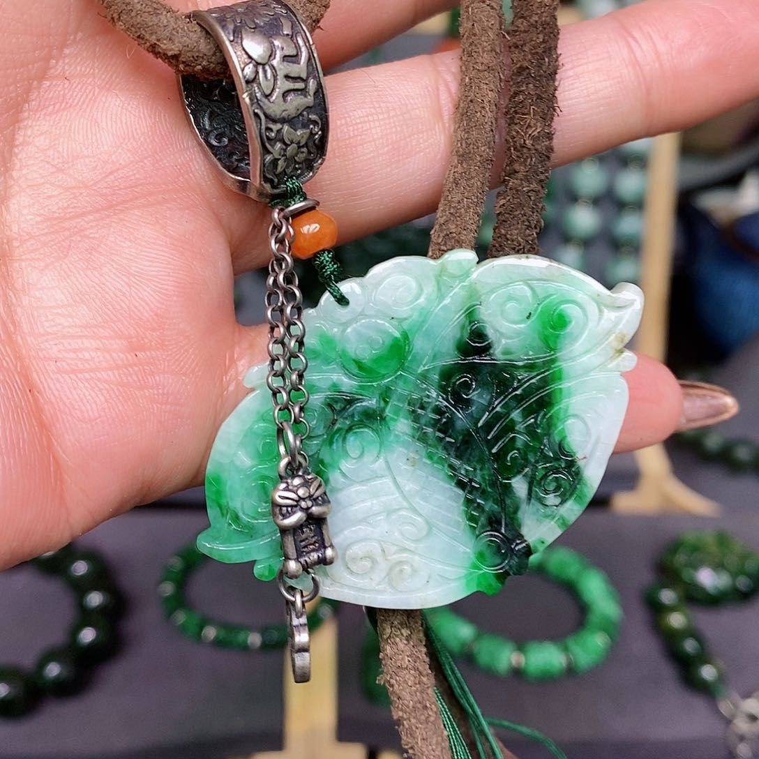 翡翠颈饰未镶嵌漂亮美眉