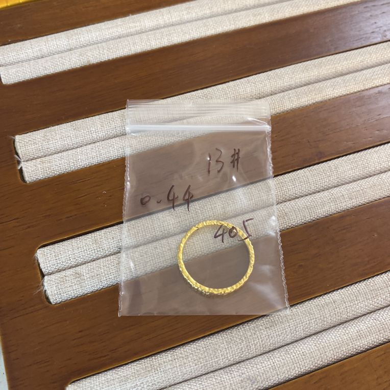 克重0.44 13号 宽版碎冰冰戒指 足金999