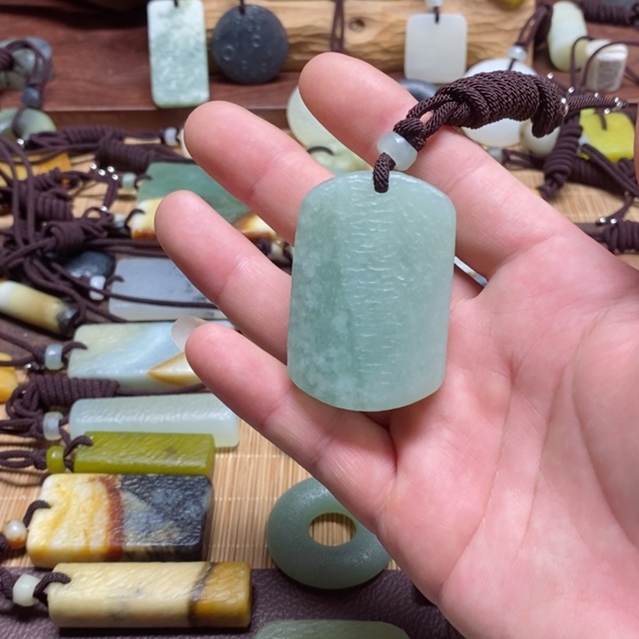 蛇纹石玉挂件未镶嵌