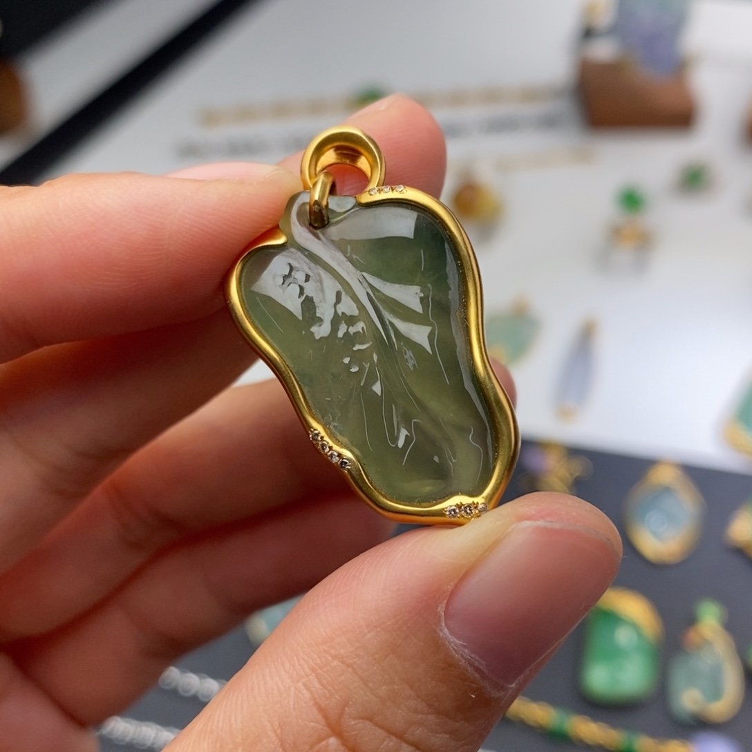 翡翠18K金镶嵌颈饰  金枝玉叶