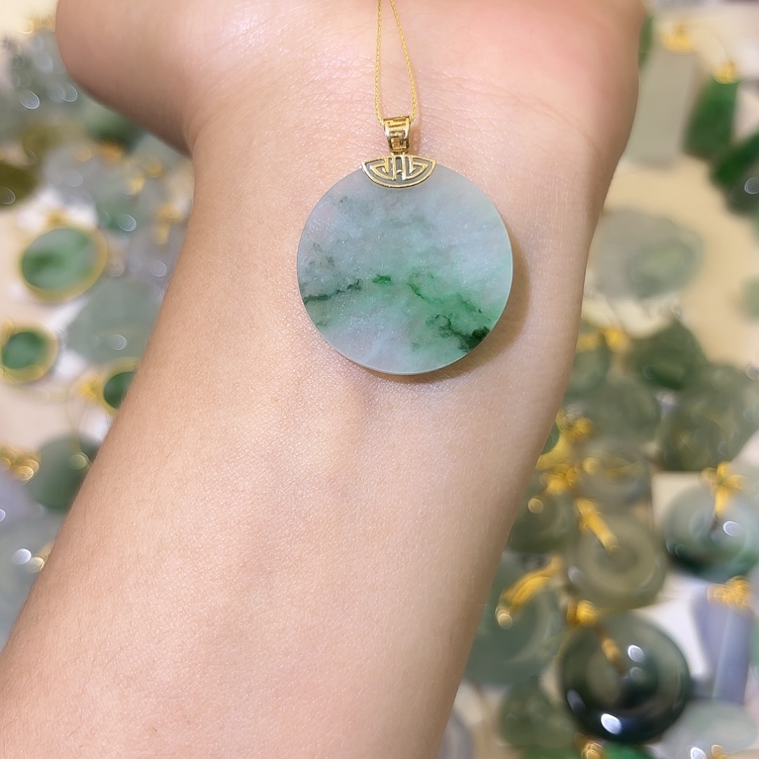 翡翠18K金镶嵌颈饰无事牌