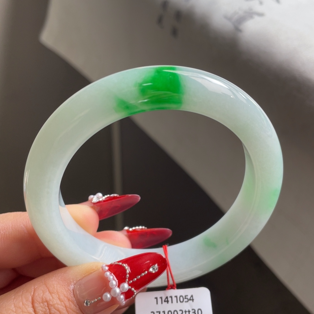 翡翠未镶嵌手镯白底青正圈手镯