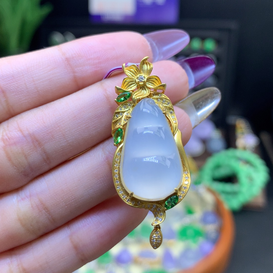 翡翠18K金镶嵌颈饰