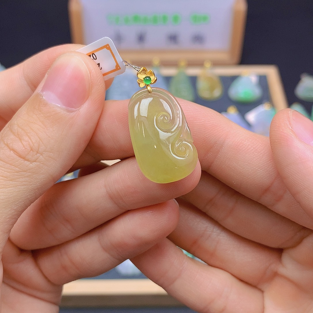 翡翠18K金镶嵌颈饰翡翠