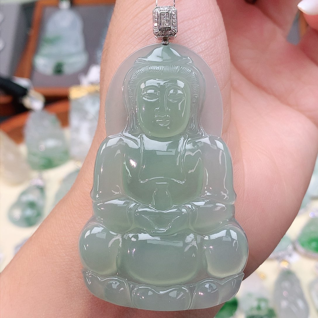 颈饰18K金镶嵌翡翠观音
