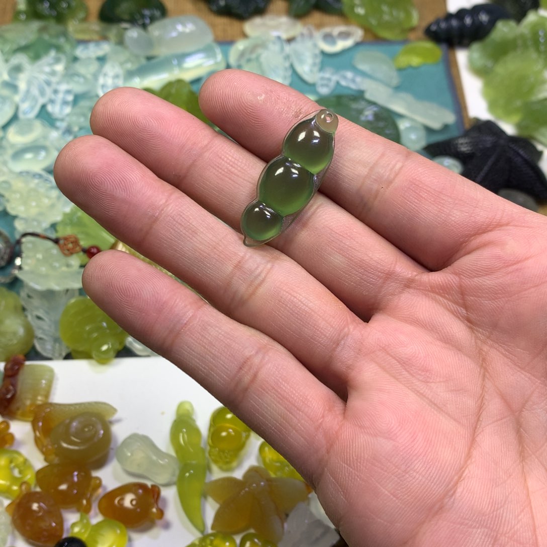 岫玉颈饰未镶嵌四季豆