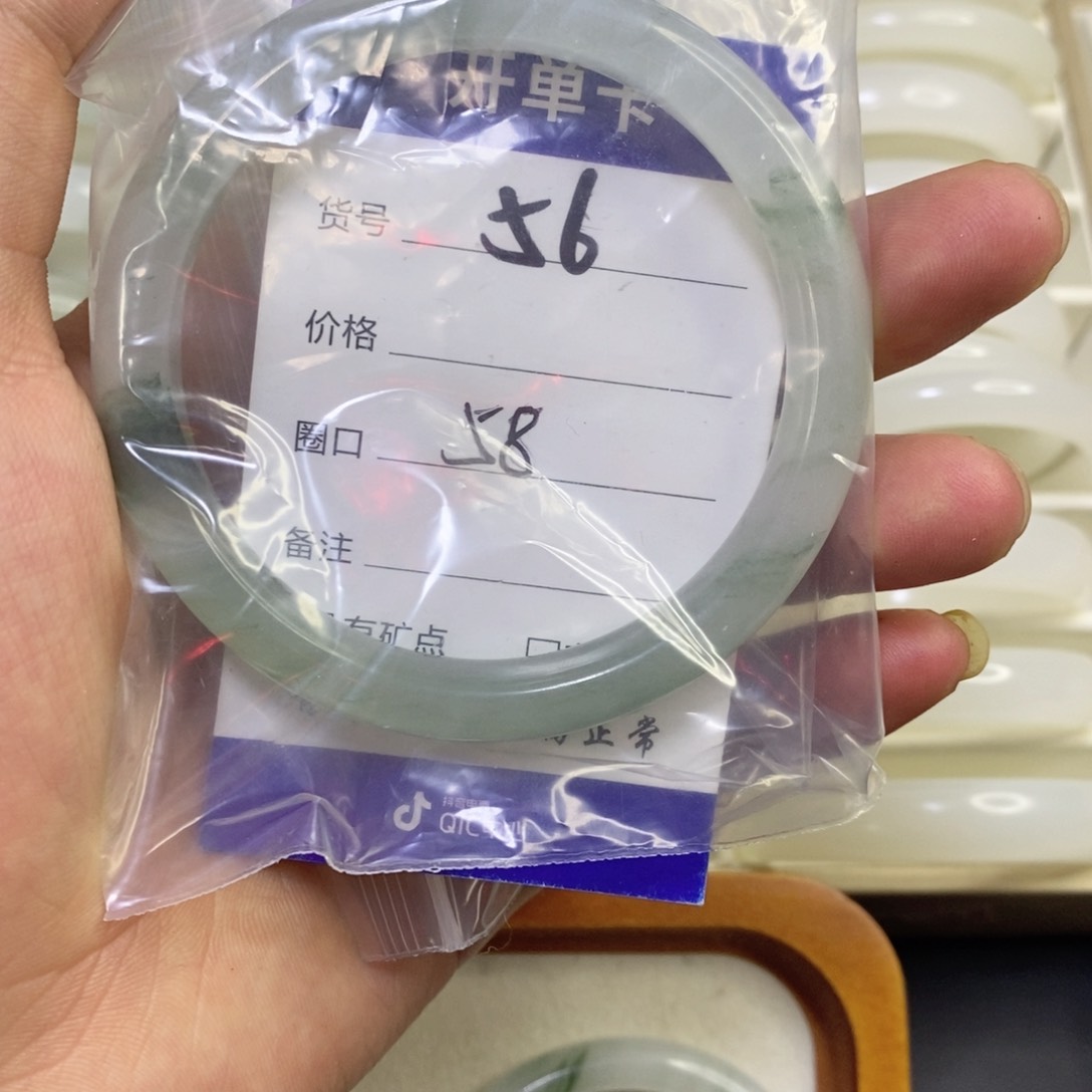 未镶嵌手镯石英质玉