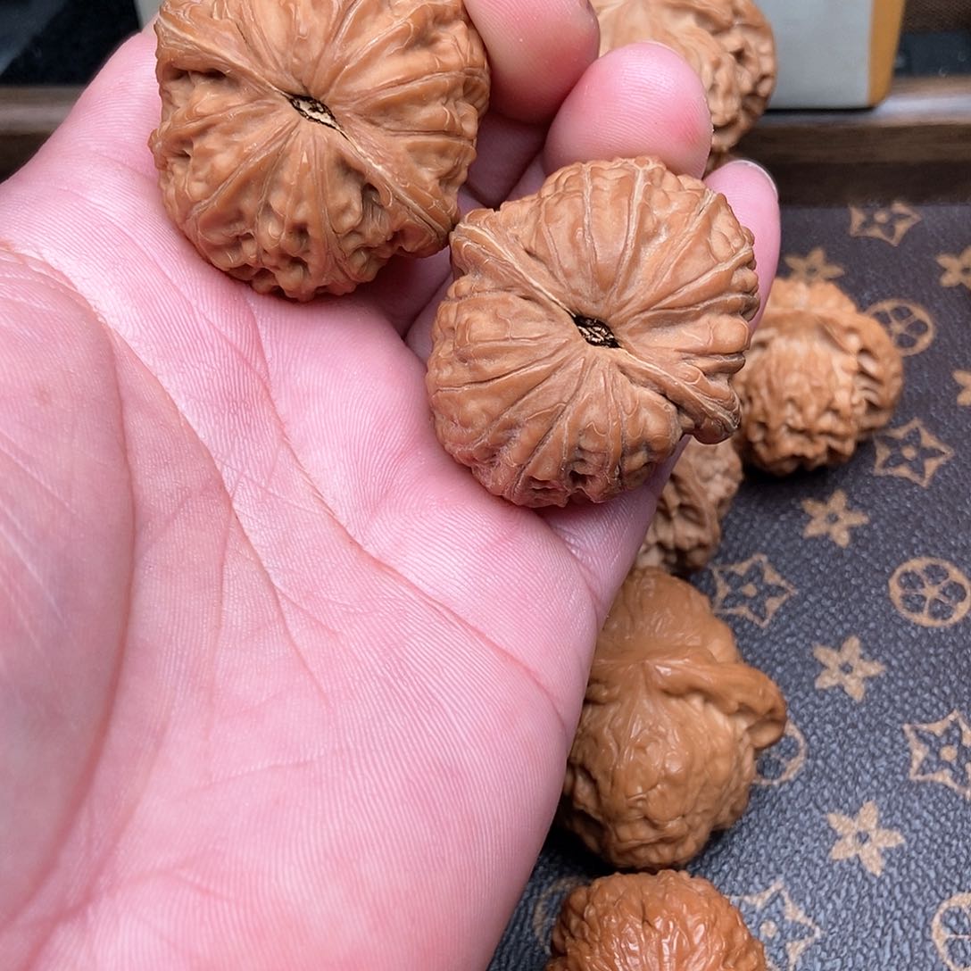 文玩核桃吊坠若*元宝