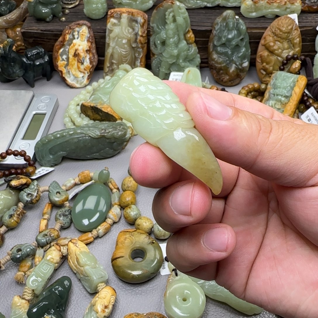 岫岩老玉（透闪石质玉）未镶嵌珠宝奇石