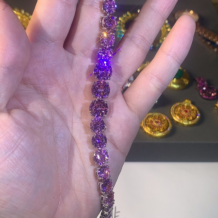 非金属76粉色手链。      