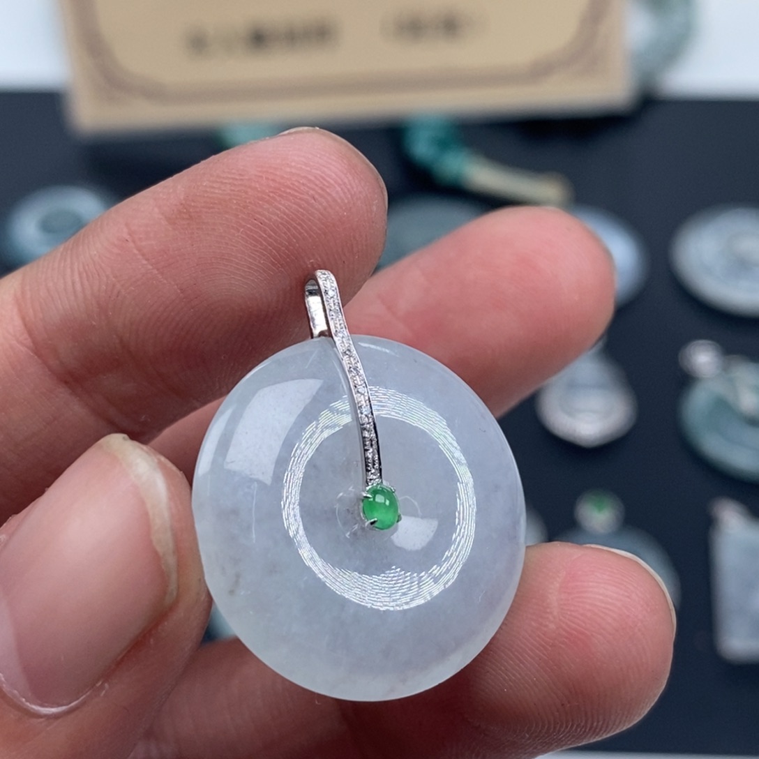 翡翠18K金镶嵌颈饰翡翠