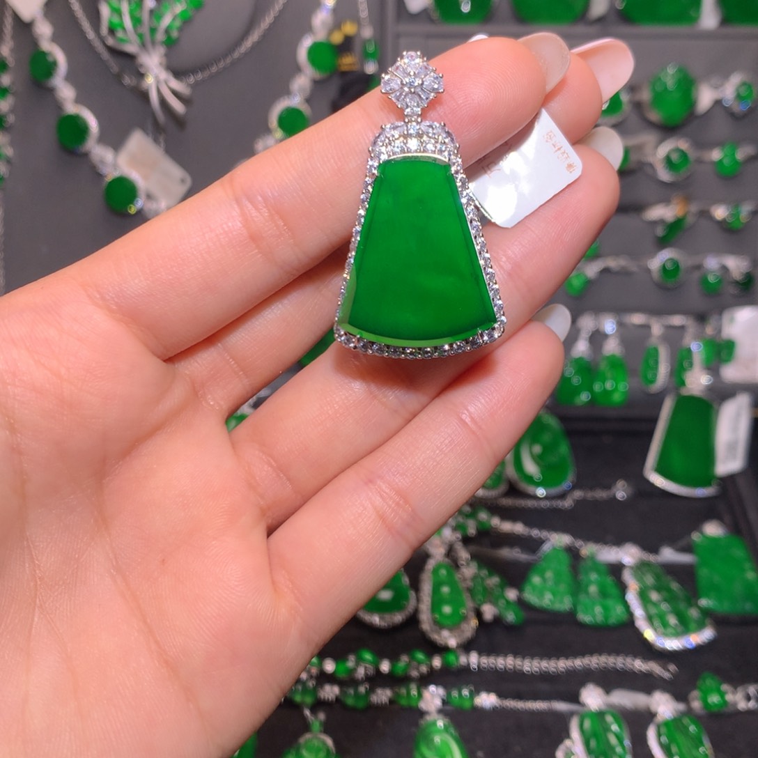 翡翠银S925镶嵌颈饰无事牌