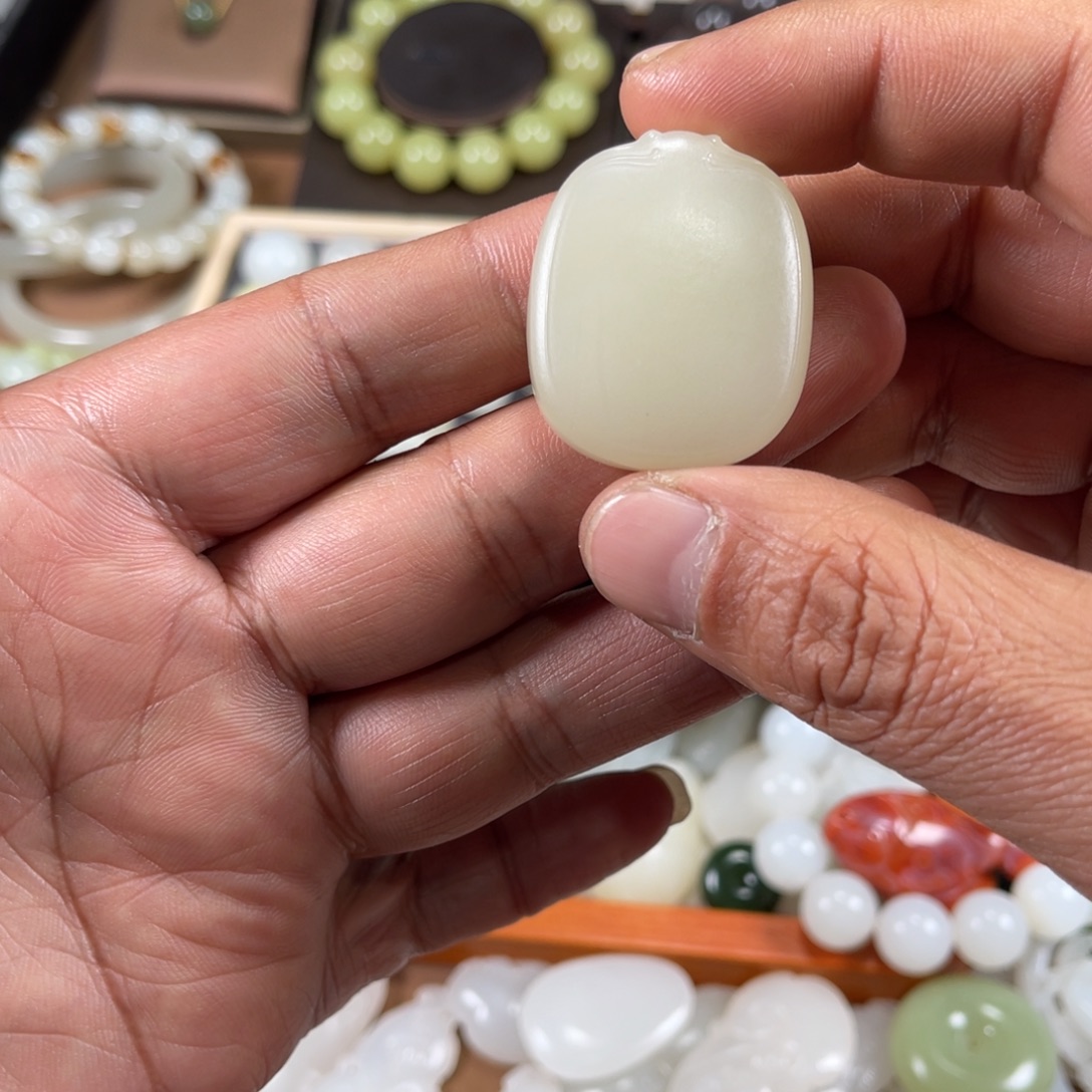 静***和田玉未镶嵌颈饰