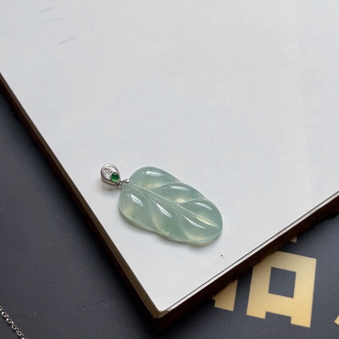 翡翠颈饰18K金镶嵌金枝玉叶