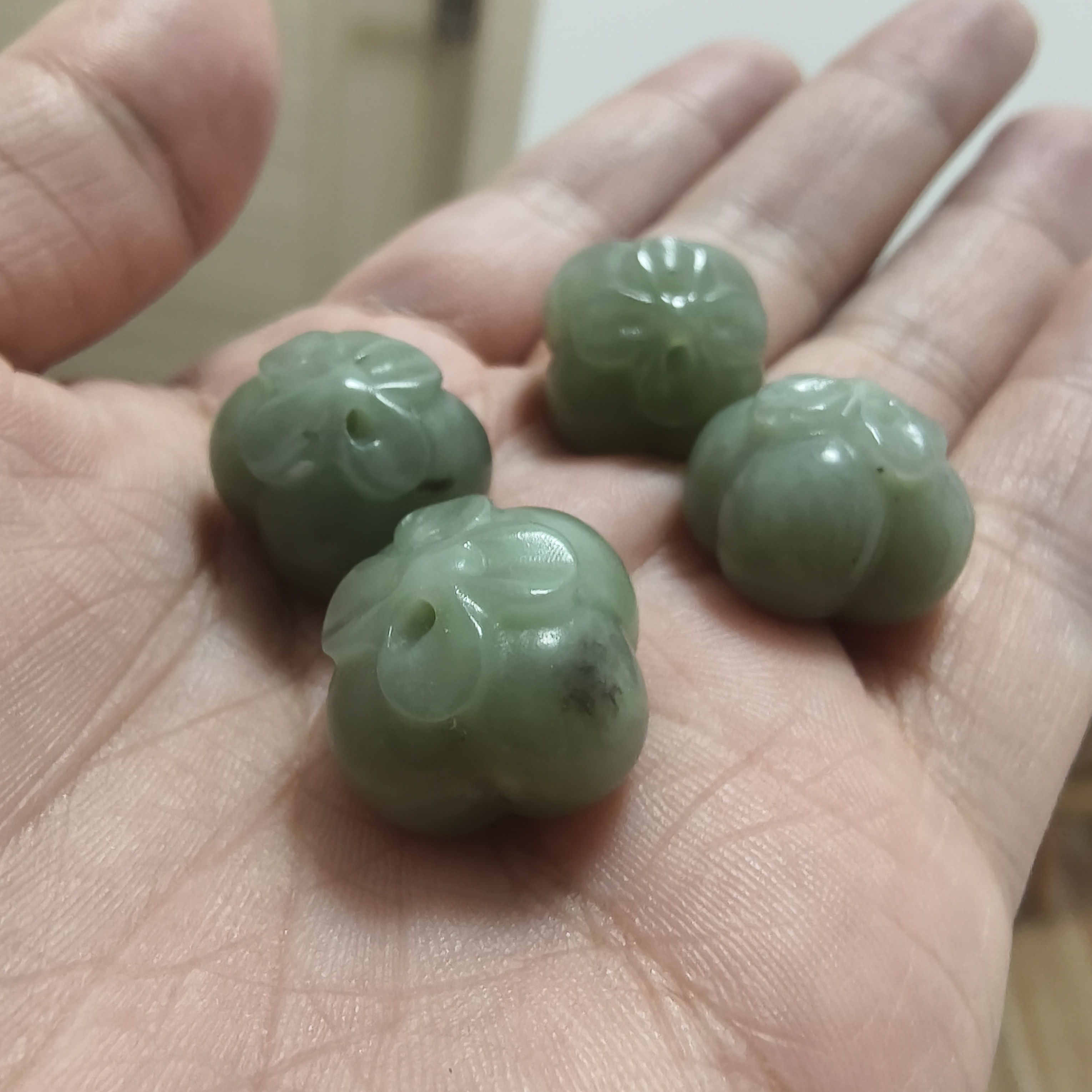 天然和田玉柿子吊坠卡到16*15左右提溜带证书有瑕疵随机发货1个