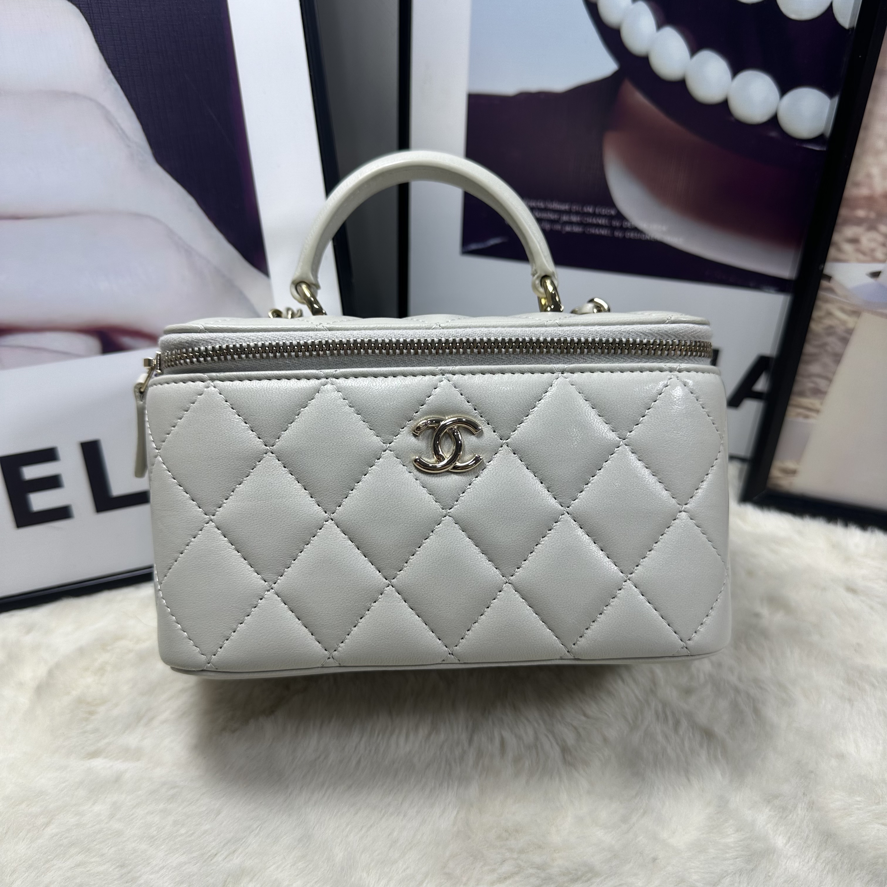 99新 Chanel/香奈儿 24b trendycc淡灰色手柄长盒子(24.12月出柜）