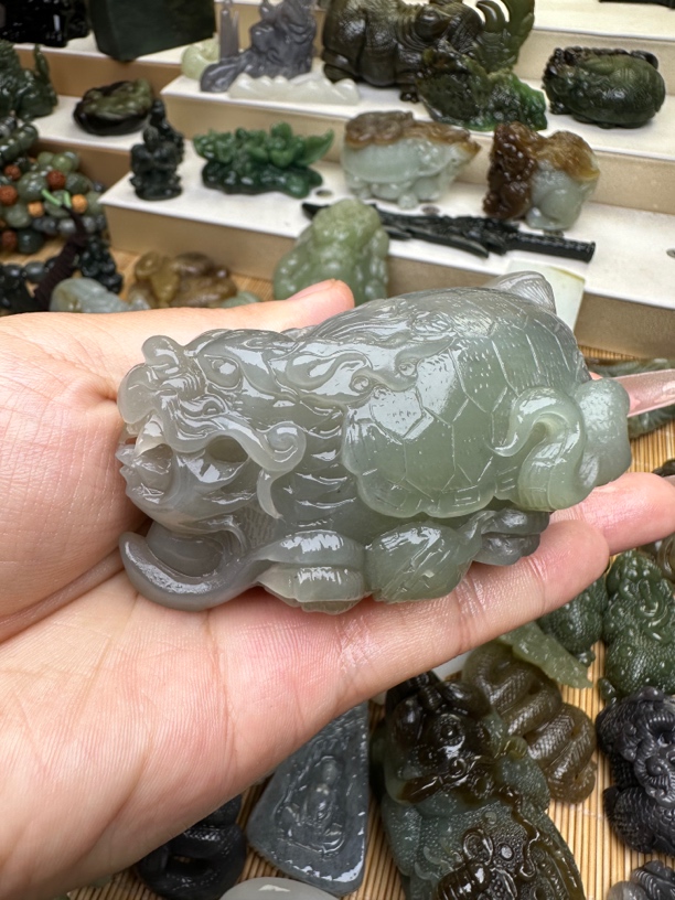 和田玉手把件玄武